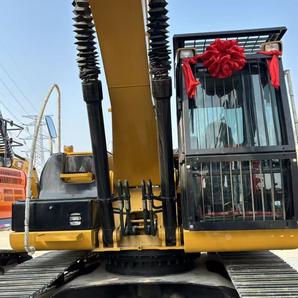 Pelle sur chenilles Caterpillar 320D 2023, vue avant de la cabine et de la flèche