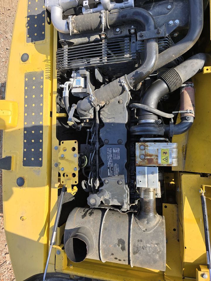 Komatsu PC200-8 2025, vista do compartimento do motor