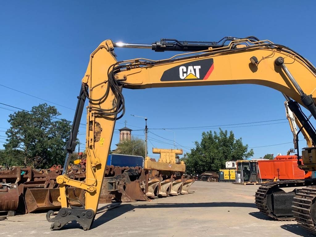 2016 Caterpillar 318F crawler excavator boom and arm detail 2016 Caterpillar 318F crawler excavator boom and arm detail