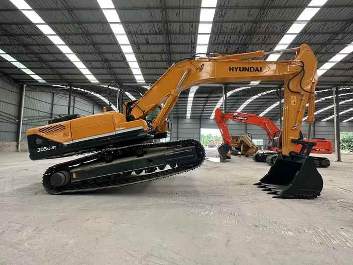 2012 Hyundai 305LC-9T crawler excavator, side profile view 2012 Hyundai 305LC-9T crawler excavator, side profile view