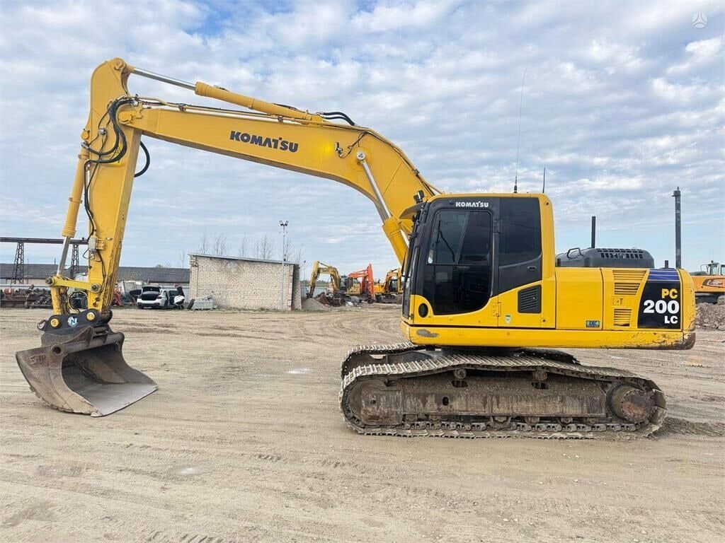 2015 Komatsu PC200 LC-8 crawler excavator, side view
