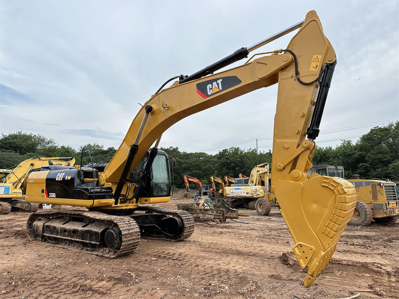 2018 Caterpillar 330DL crawler excavator, side view 2018 Caterpillar 330DL crawler excavator, side view