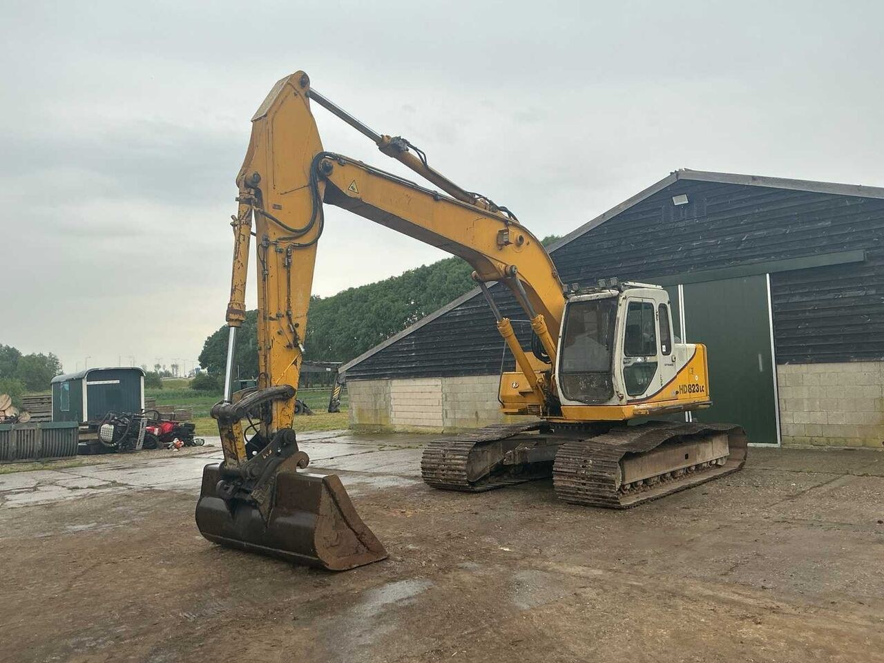 2000 Kato HD823LC crawler excavator, side view 2000 Kato HD823LC crawler excavator, side view
