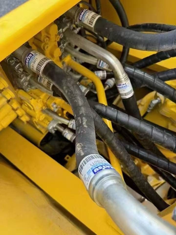 Dettaglio tubazioni idrauliche Komatsu PC220-8 del 2024