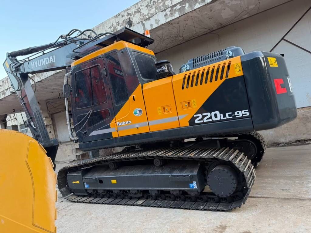 2025 Hyundai 220LC-9S crawler excavator, side view 2025 Hyundai 220LC-9S crawler excavator, side view