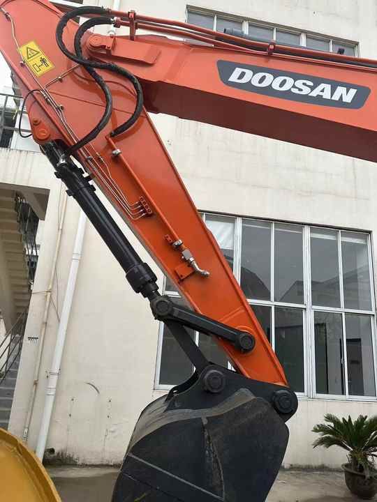 2020 Doosan DX300 crawler excavator boom and bucket detail