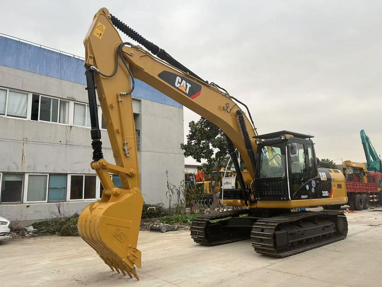 Escavatore cingolato Caterpillar 320D2 del 2022, vista laterale Escavatore cingolato Caterpillar 320D2 del 2022, vista laterale