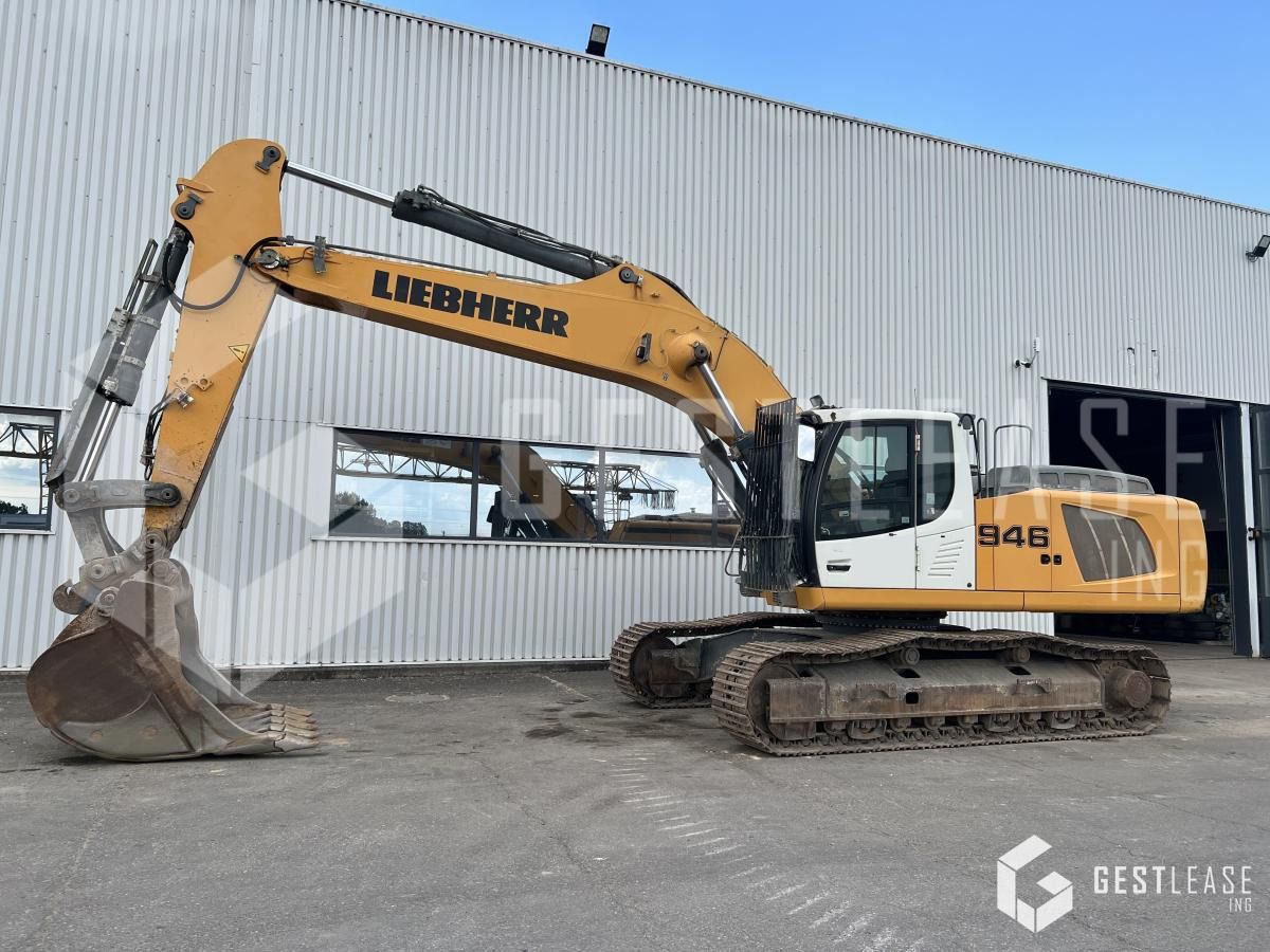 2014 Liebherr R946LC crawler excavator, side profile view 2014 Liebherr R946LC crawler excavator, side profile view