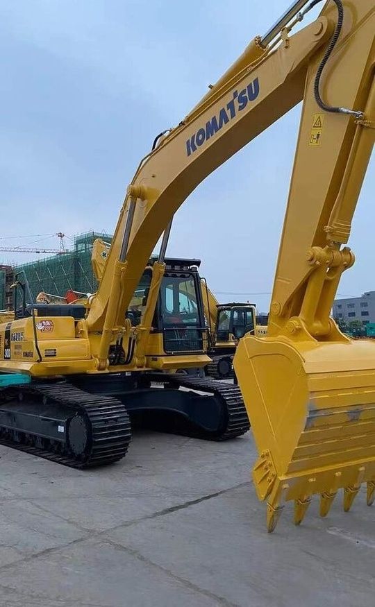 Komatsu PC300 crawler excavator, side profile view Komatsu PC300 crawler excavator, side profile view