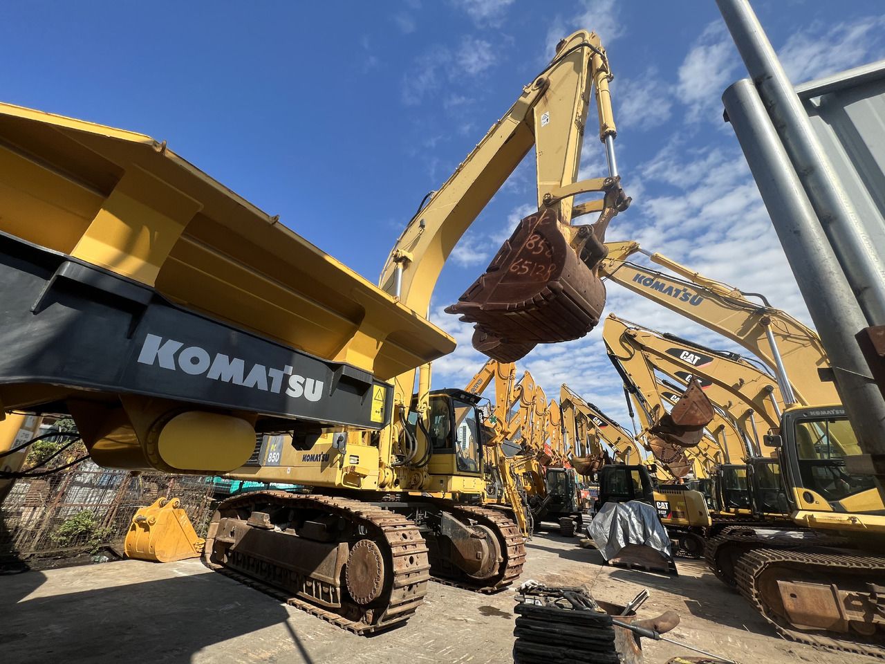 2013 Komatsu PC850-8E0 excavator, low angle side view 2013 Komatsu PC850-8E0 excavator, low angle side view