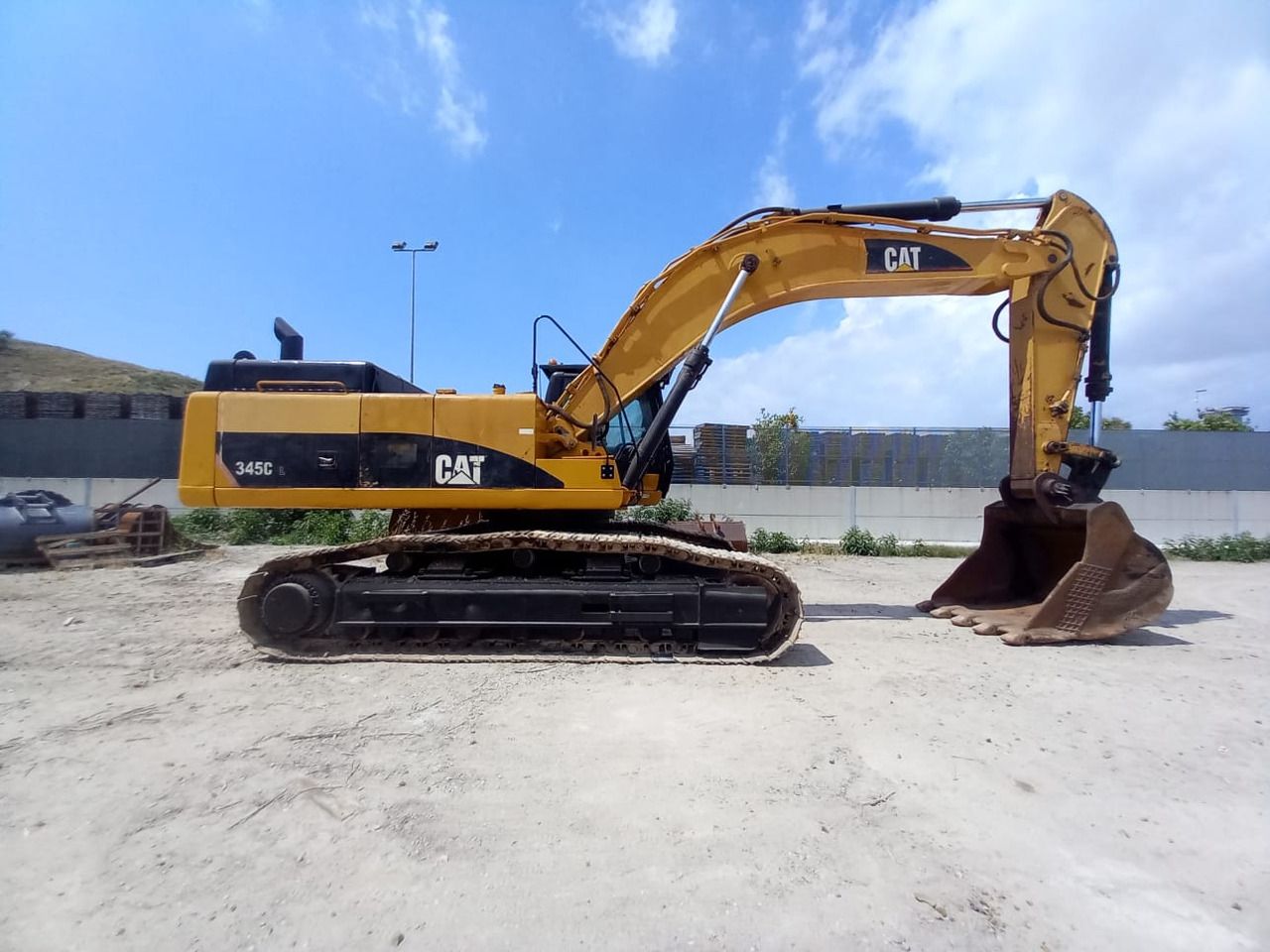 2007 Caterpillar 345C crawler excavator side view 2007 Caterpillar 345C crawler excavator side view
