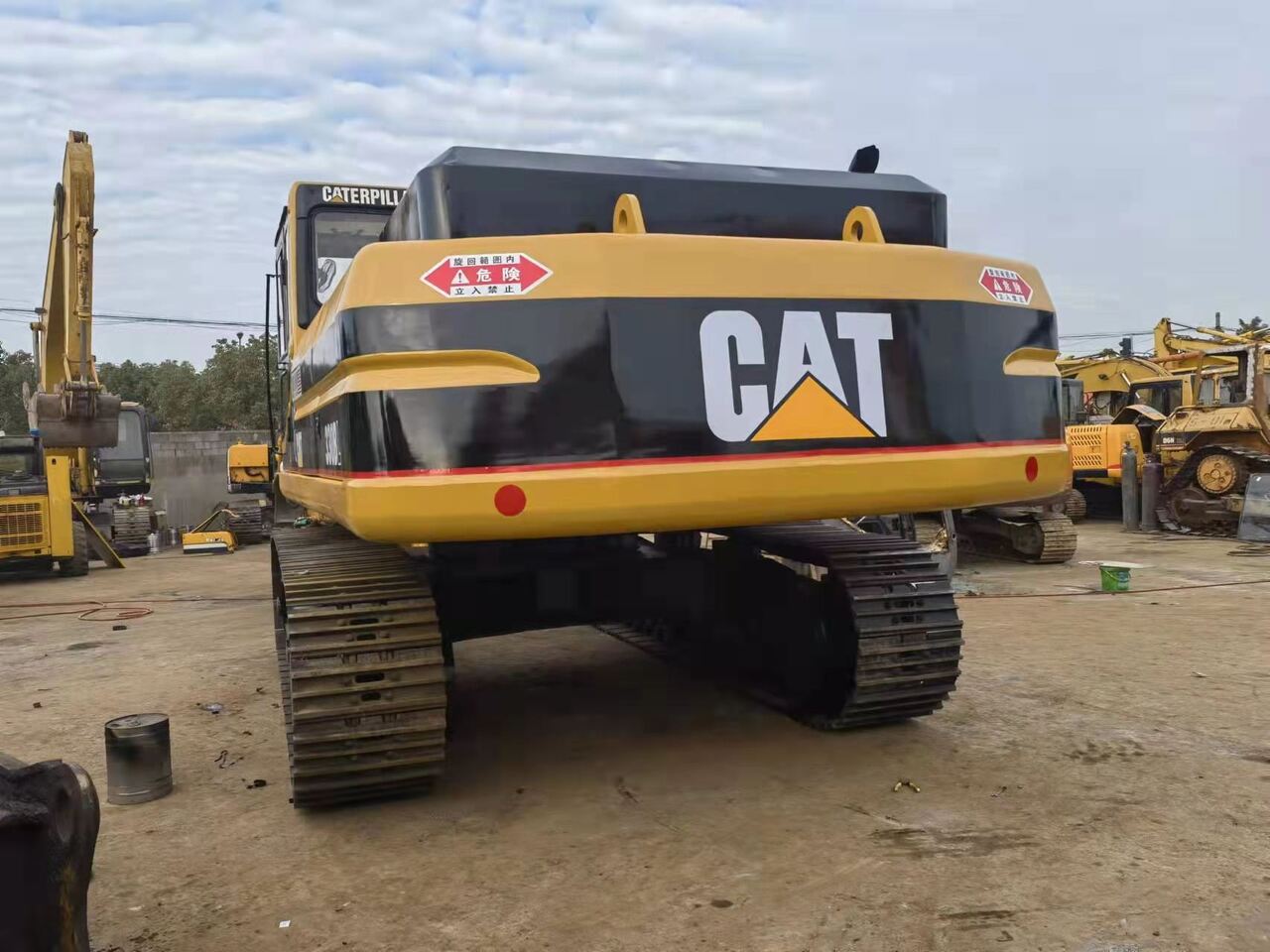 2006 Caterpillar 330BL crawler excavator rear view 2006 Caterpillar 330BL crawler excavator rear view