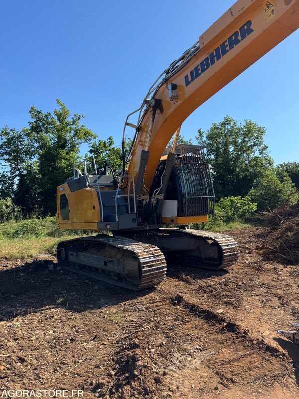 2024 Liebherr 926 excavator, side view 2024 Liebherr 926 excavator, side view
