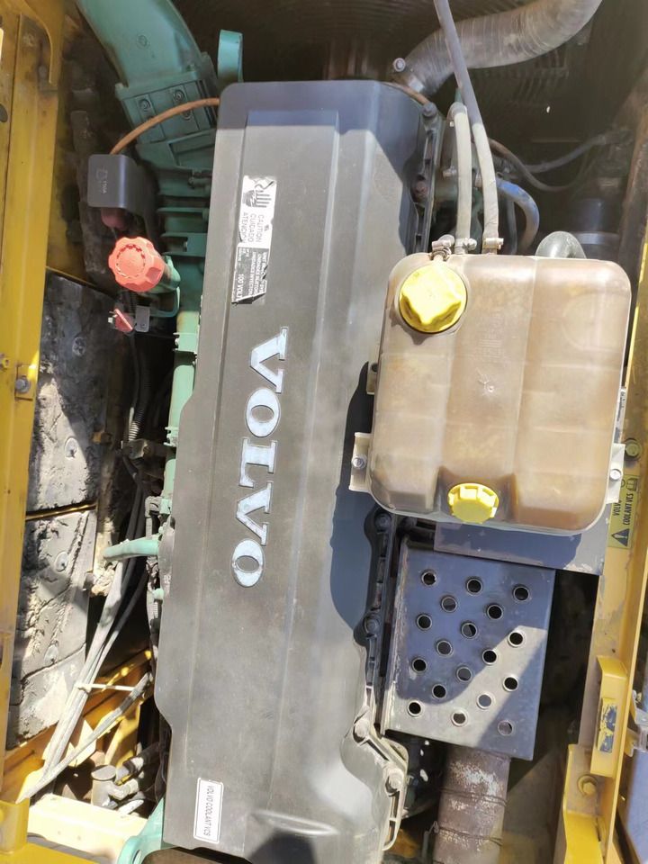 2019 Volvo EC460 crawler excavator engine compartment view 2019 Volvo EC460 crawler excavator engine compartment view
