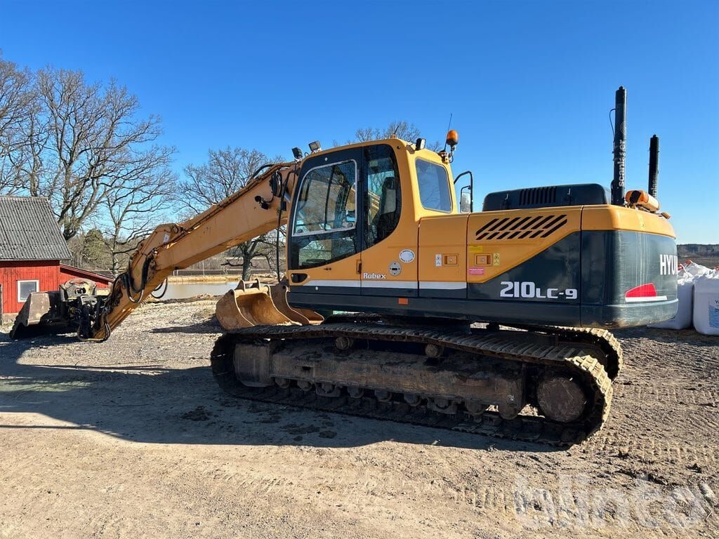 2011 Hyundai R210LC-9 crawler excavator, side profile view 2011 Hyundai R210LC-9 crawler excavator, side profile view