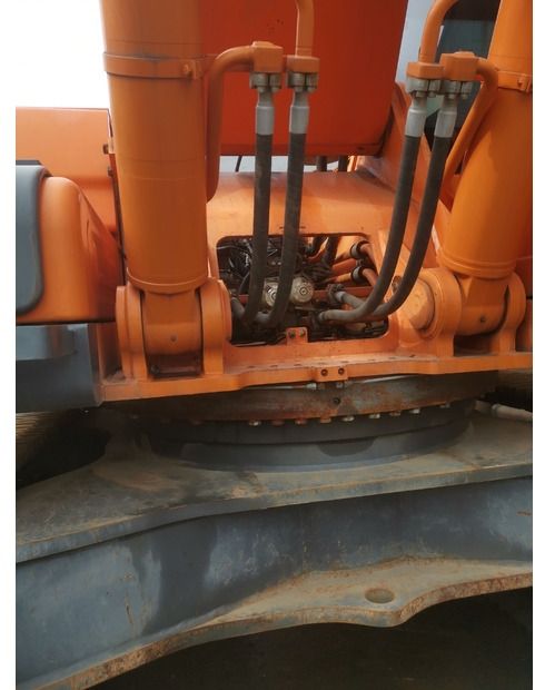 2020 Doosan DX500LC crawler excavator swing gear and hydraulic cylinders detail 2020 Doosan DX500LC crawler excavator swing gear and hydraulic cylinders detail