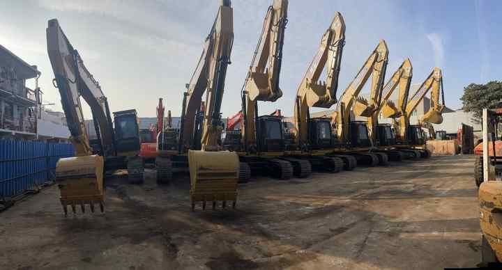 Escavadora de rastos Caterpillar 320D2 de 2024, vista frontal de várias unidades Escavadora de rastos Caterpillar 320D2 de 2024, vista frontal de várias unidades