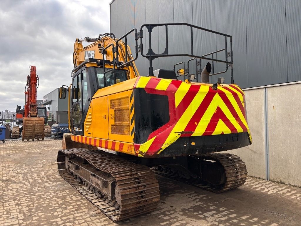 2018 JCB 220X LC crawler excavator, rear three-quarter view 2018 JCB 220X LC crawler excavator, rear three-quarter view