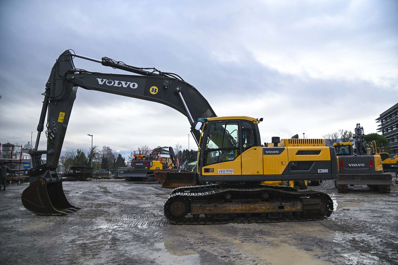 2014 Volvo EC300DNL crawler excavator, side profile view
