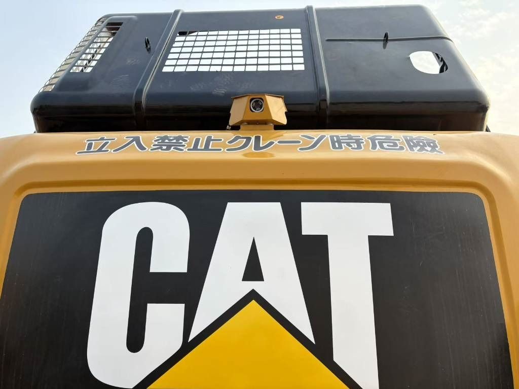 2023 Caterpillar 325 crawler excavator rear counterweight view 2023 Caterpillar 325 crawler excavator rear counterweight view