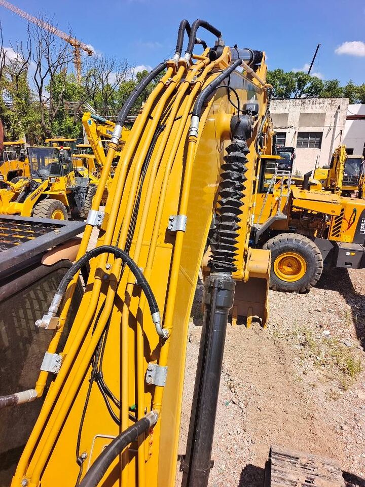 2024 Caterpillar 324D crawler excavator boom and hydraulic detail 2024 Caterpillar 324D crawler excavator boom and hydraulic detail
