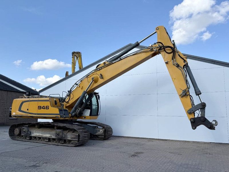 2014 Liebherr R946 SHD crawler excavator, side view 2014 Liebherr R946 SHD crawler excavator, side view