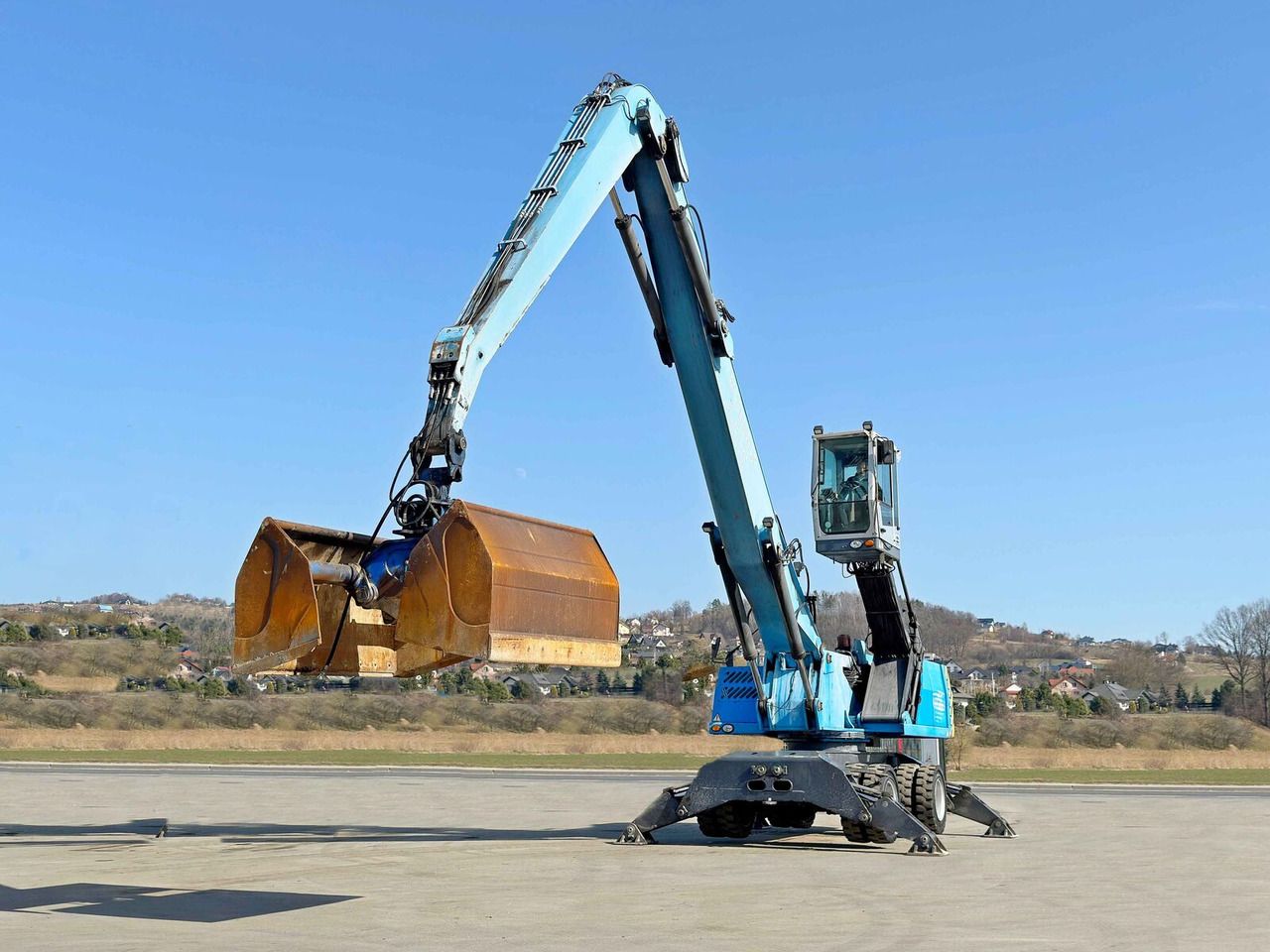 2011 Terex MHL360 material handler, side view 2011 Terex MHL360 material handler, side view