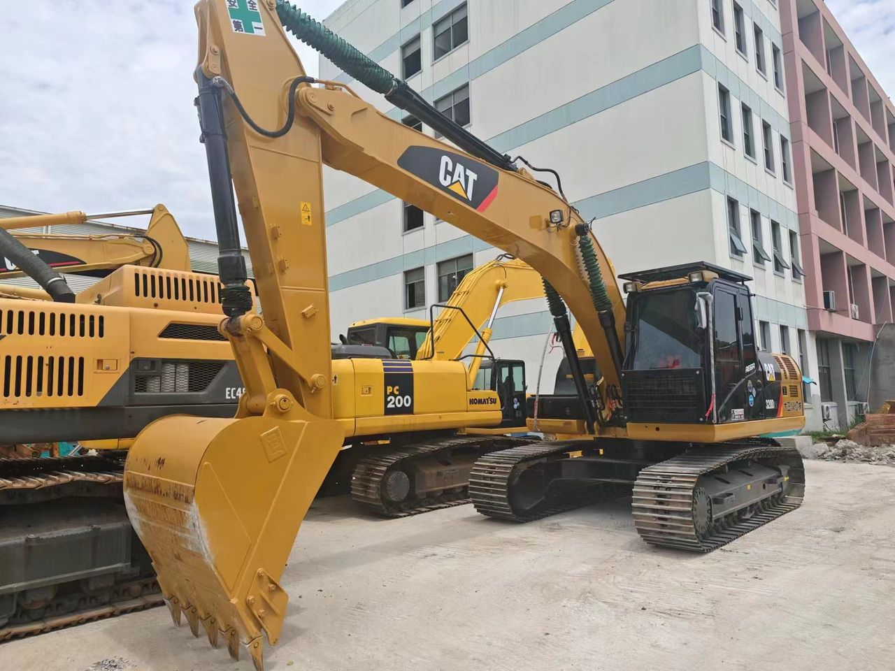 Гусеничный экскаватор Caterpillar 320DL, 2022 г., вид спереди-три четверти