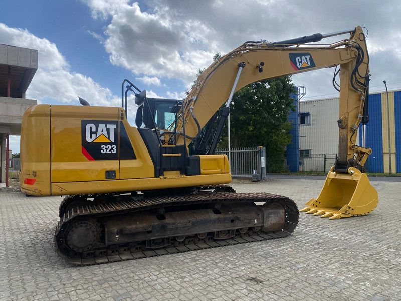 2018 Caterpillar 323 crawler excavator side view 2018 Caterpillar 323 crawler excavator side view