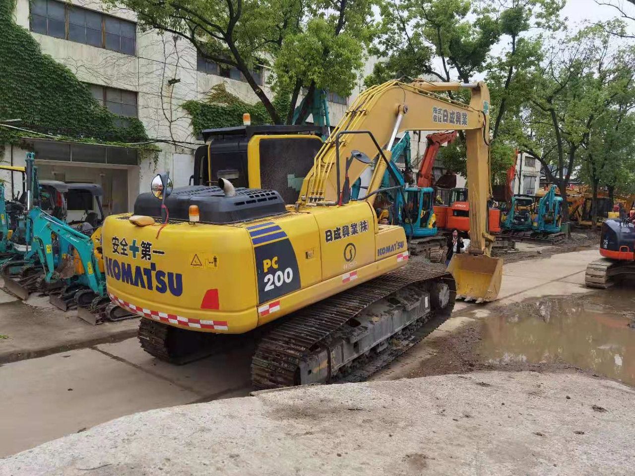 Escavatore cingolato Komatsu PC200-8 del 2018, vista posteriore tre quarti Escavatore cingolato Komatsu PC200-8 del 2018, vista posteriore tre quarti