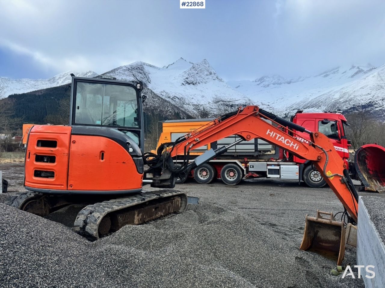 2014 Hitachi ZX65USB-5A crawler excavator, side view 2014 Hitachi ZX65USB-5A crawler excavator, side view