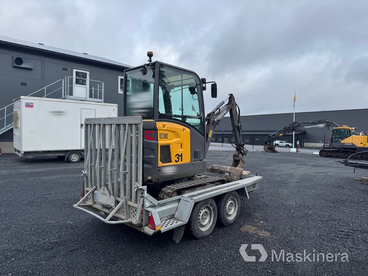 2019 Volvo EC18E crawler excavator on trailer, rear three-quarter view 2019 Volvo EC18E crawler excavator on trailer, rear three-quarter view