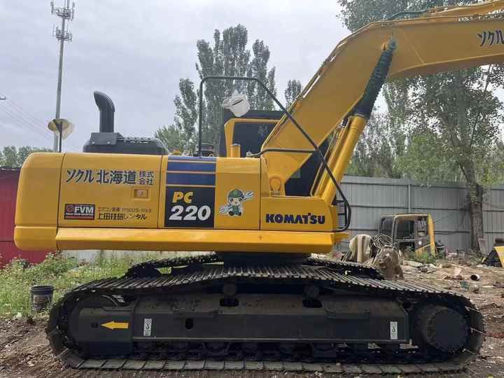 Escavatore cingolato Komatsu PC220-8 del 2017, vista laterale