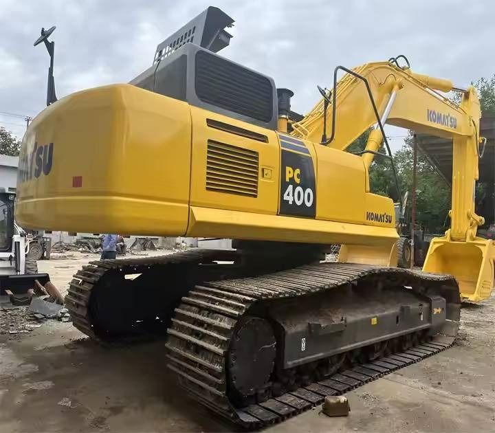 2023 Komatsu PC400-8 crawler excavator, rear three-quarter view 2023 Komatsu PC400-8 crawler excavator, rear three-quarter view