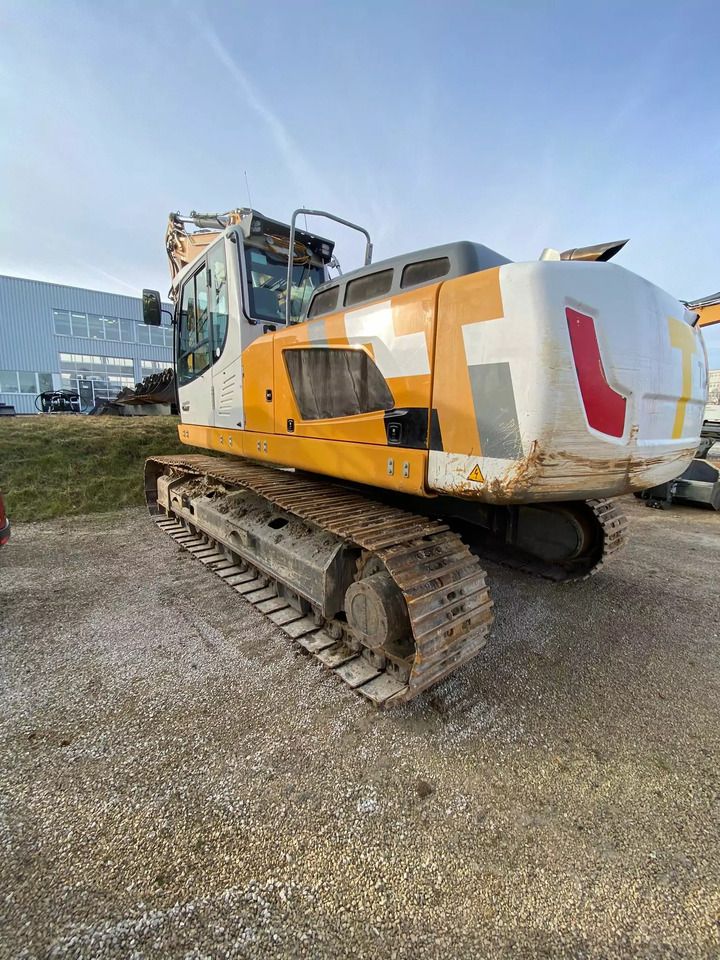 2018 Liebherr R926 crawler excavator, rear three-quarter view 2018 Liebherr R926 crawler excavator, rear three-quarter view