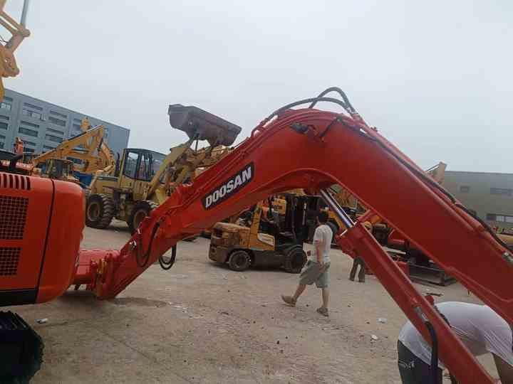 2022 Doosan DX55 crawler excavator boom and arm detail 2022 Doosan DX55 crawler excavator boom and arm detail