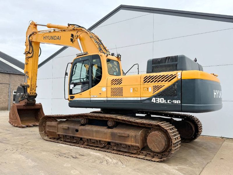 2014 Hyundai R430LC-9A crawler excavator, side view 2014 Hyundai R430LC-9A crawler excavator, side view