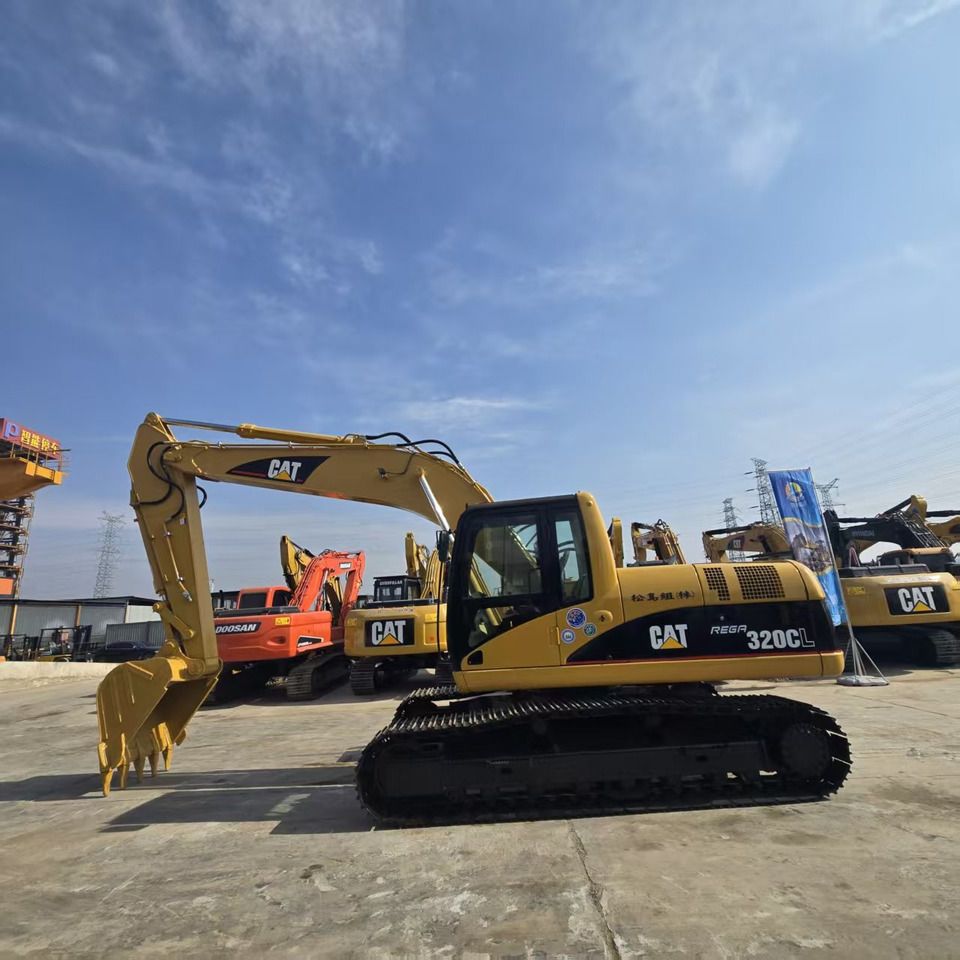 2008 Caterpillar 320CL crawler excavator side view