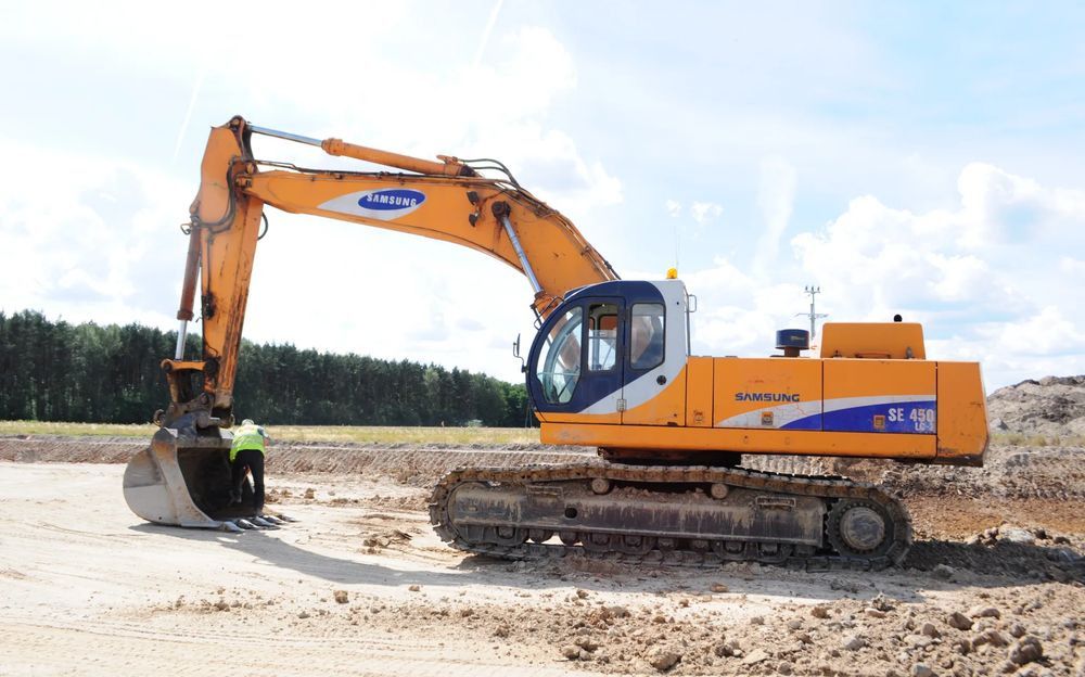Samsung SE 450 LC crawler excavator, side view Samsung SE 450 LC crawler excavator, side view