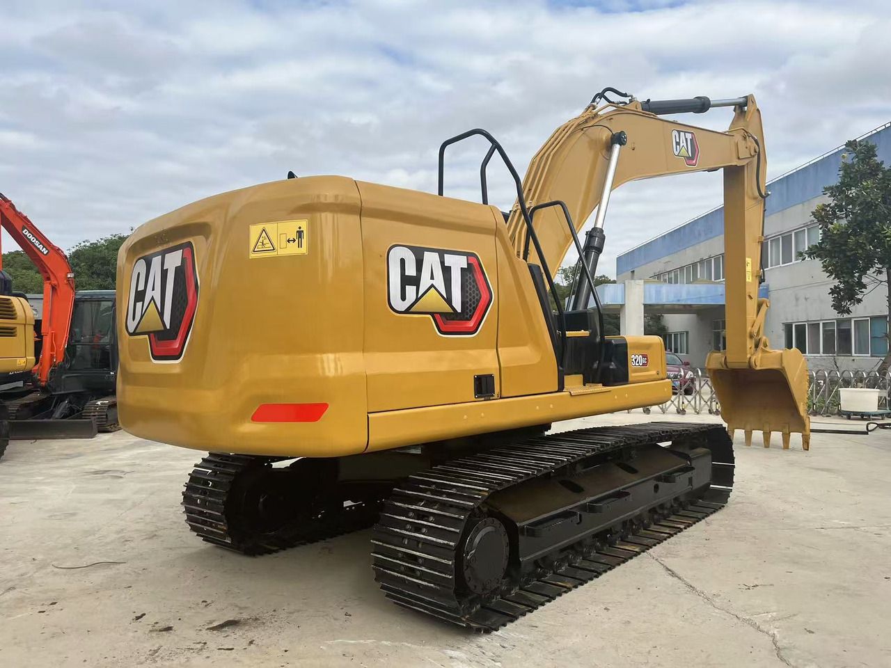 2023 Caterpillar 320GC crawler excavator rear three-quarter view 2023 Caterpillar 320GC crawler excavator rear three-quarter view