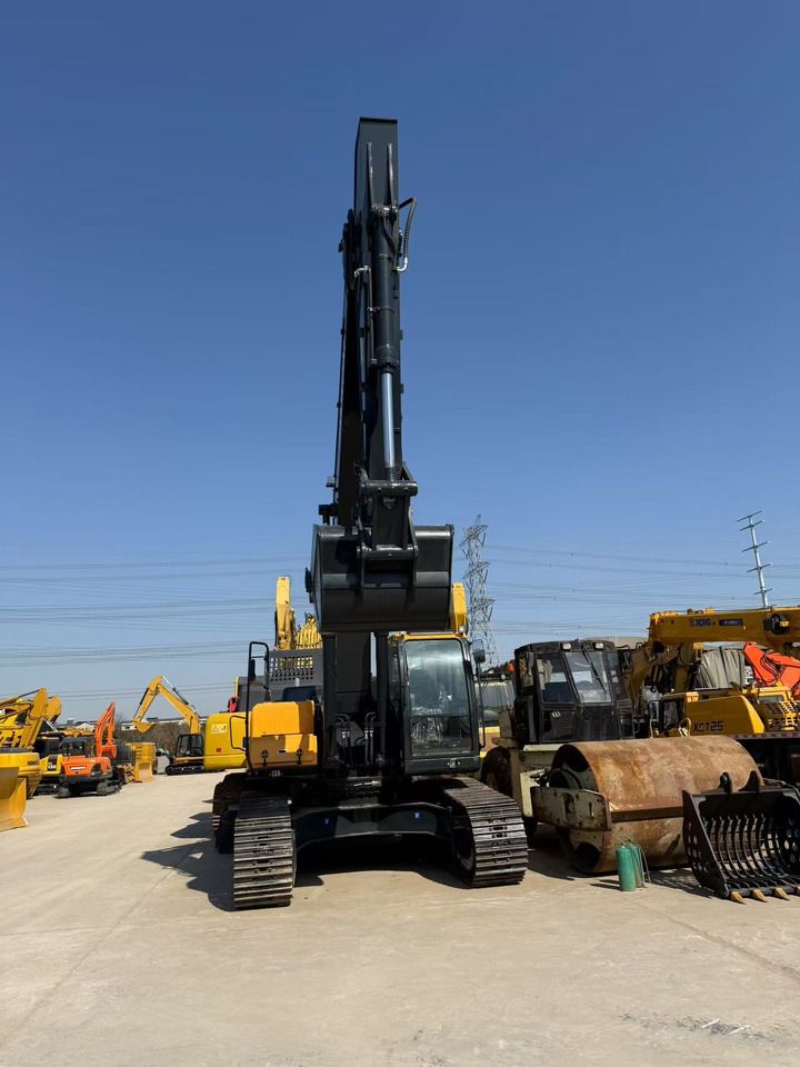 2020 Hyundai R300LC-9T crawler excavator, front view 2020 Hyundai R300LC-9T crawler excavator, front view