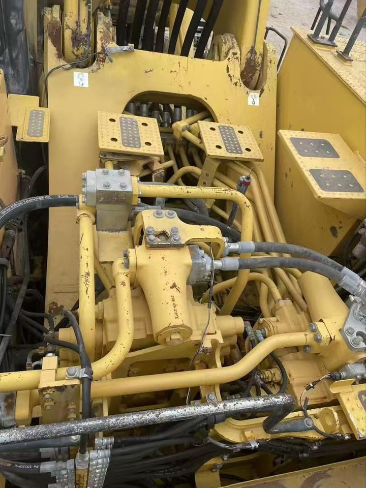 2019 Komatsu PC1250-8 crawler excavator hydraulic system detail