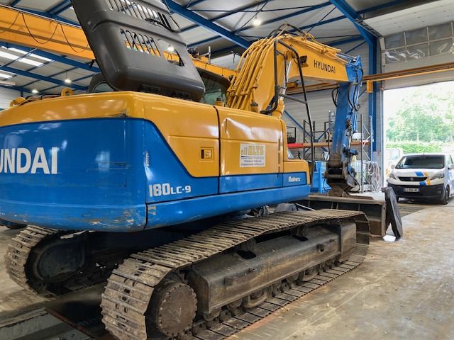 2011 Hyundai R180LC-9 crawler excavator, rear three-quarter view 2011 Hyundai R180LC-9 crawler excavator, rear three-quarter view