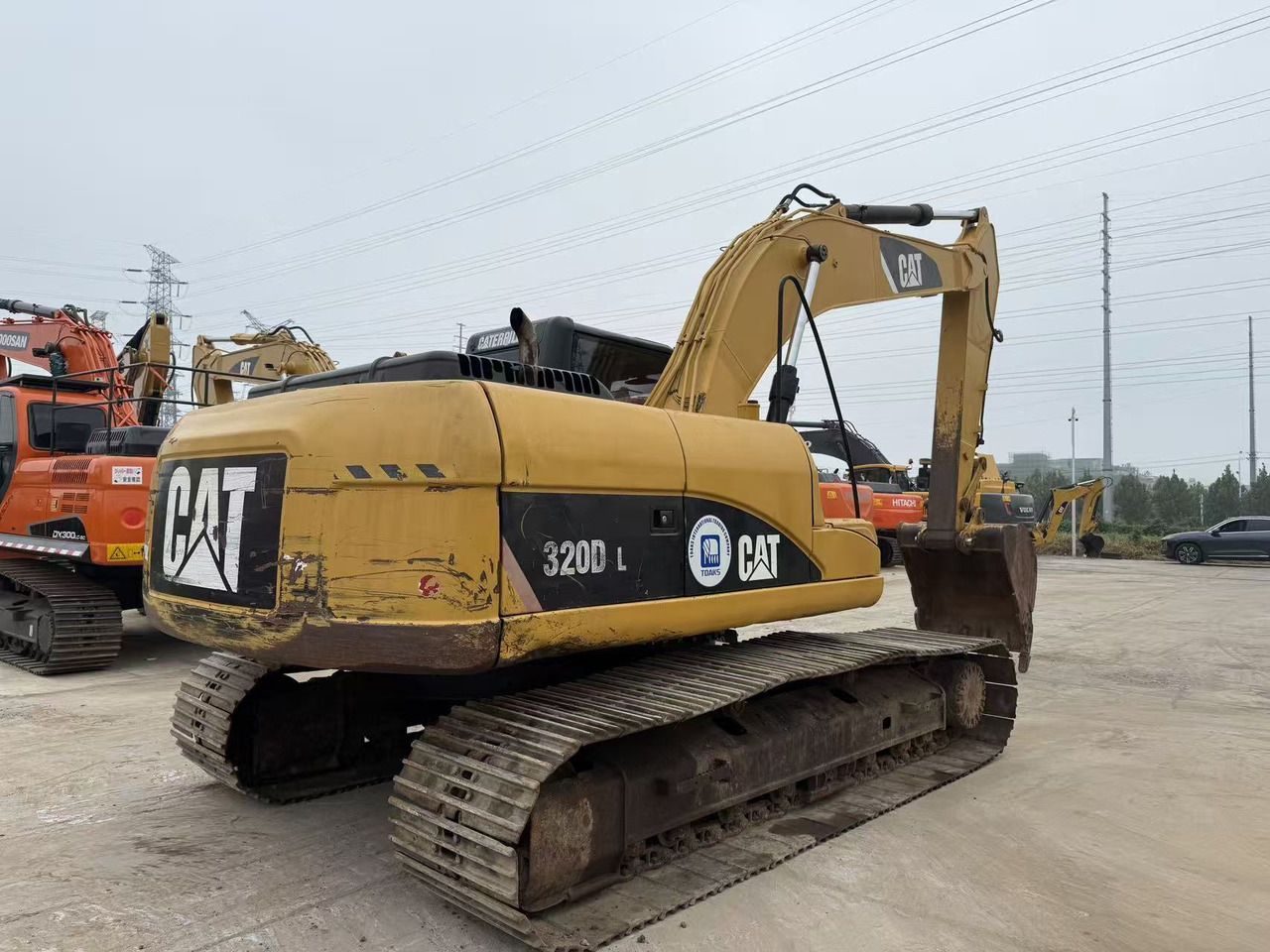 Escavatore cingolato Caterpillar 320D L del 2014, vista posteriore a tre quarti Escavatore cingolato Caterpillar 320D L del 2014, vista posteriore a tre quarti