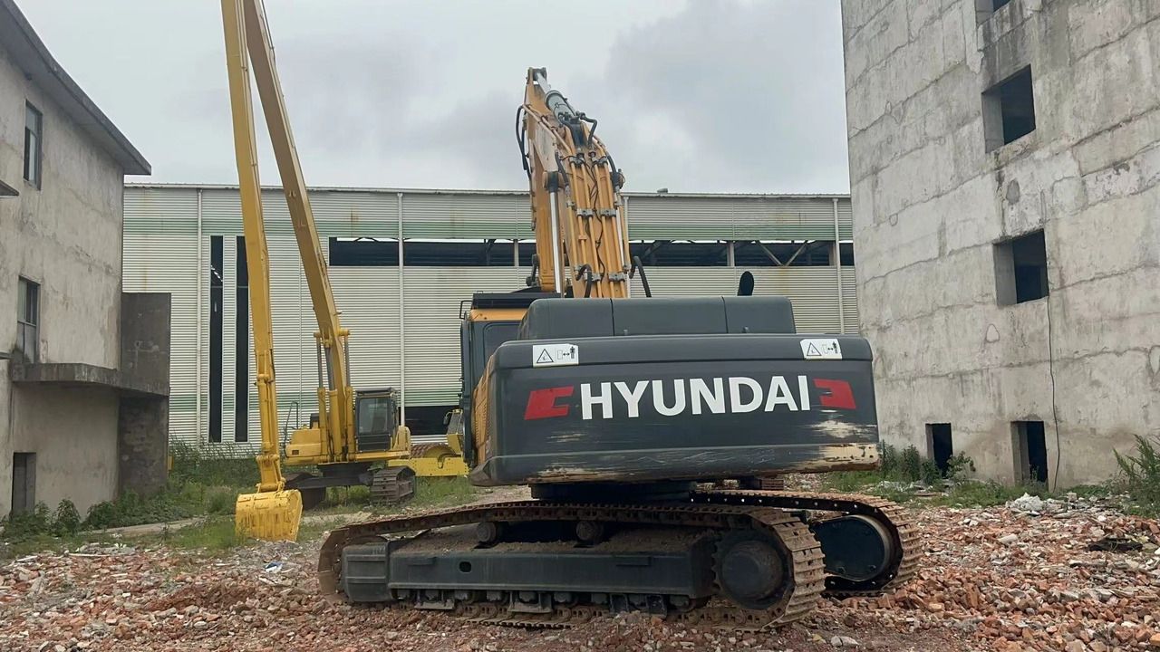 Hyundai R520L-9VS crawler excavator, rear view