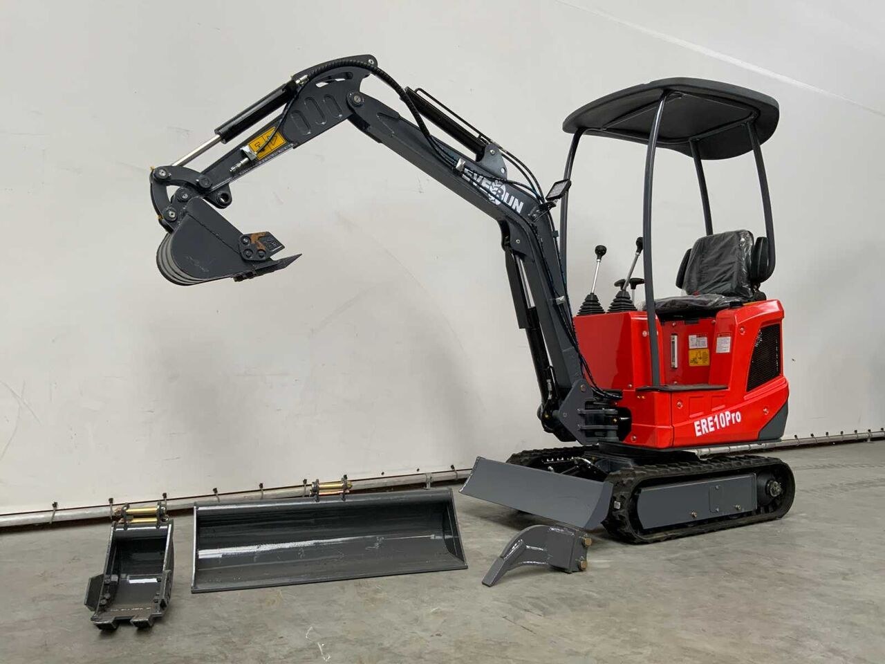 2025 Everun ERE10PRO mini excavator, front three-quarter view