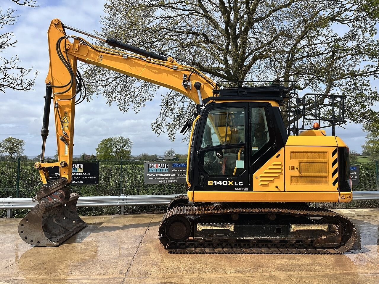 2023 JCB 140X LC crawler excavator, side profile view 2023 JCB 140X LC crawler excavator, side profile view