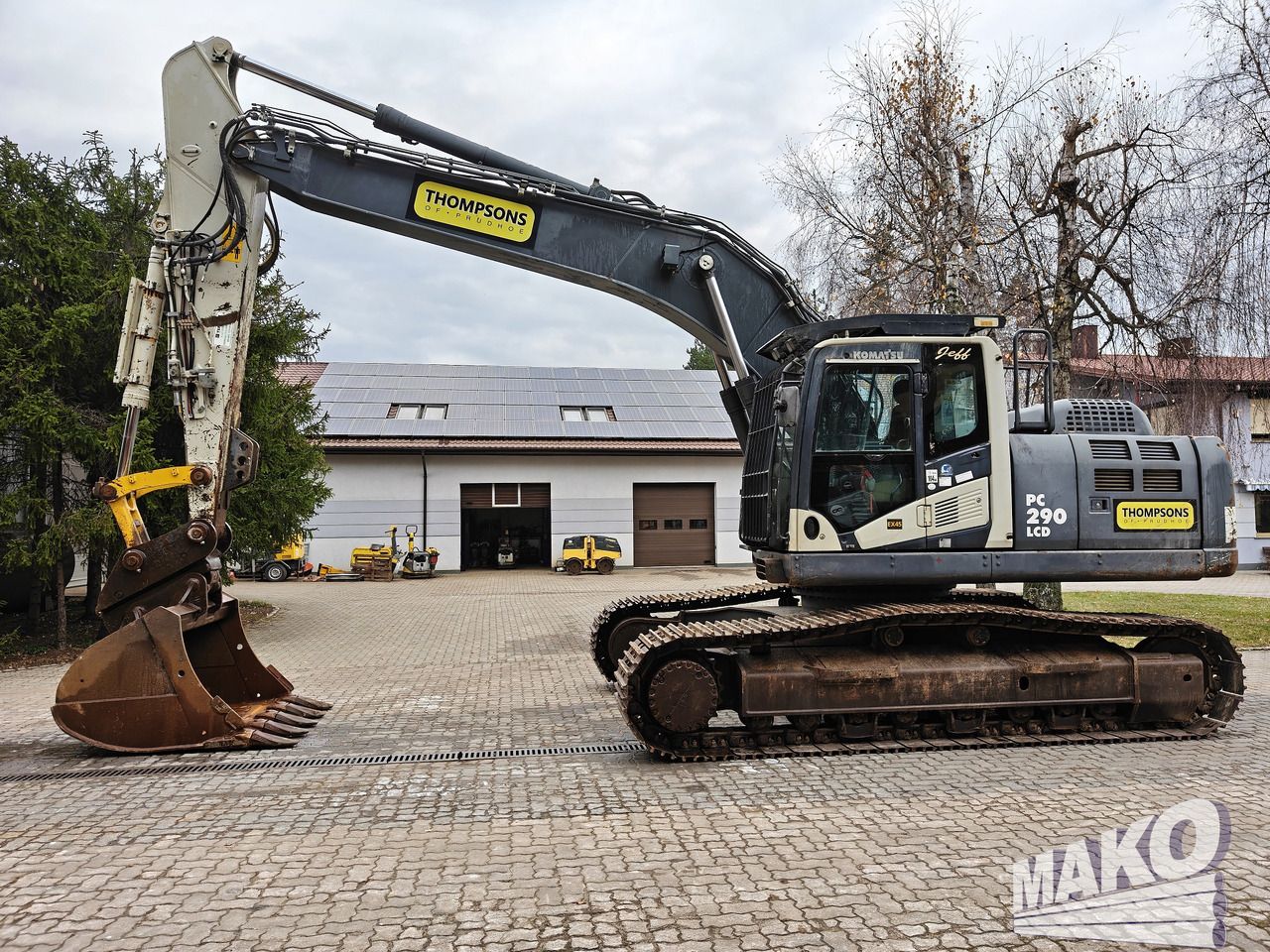 2015 Komatsu PC290LCD crawler excavator side view 2015 Komatsu PC290LCD crawler excavator side view