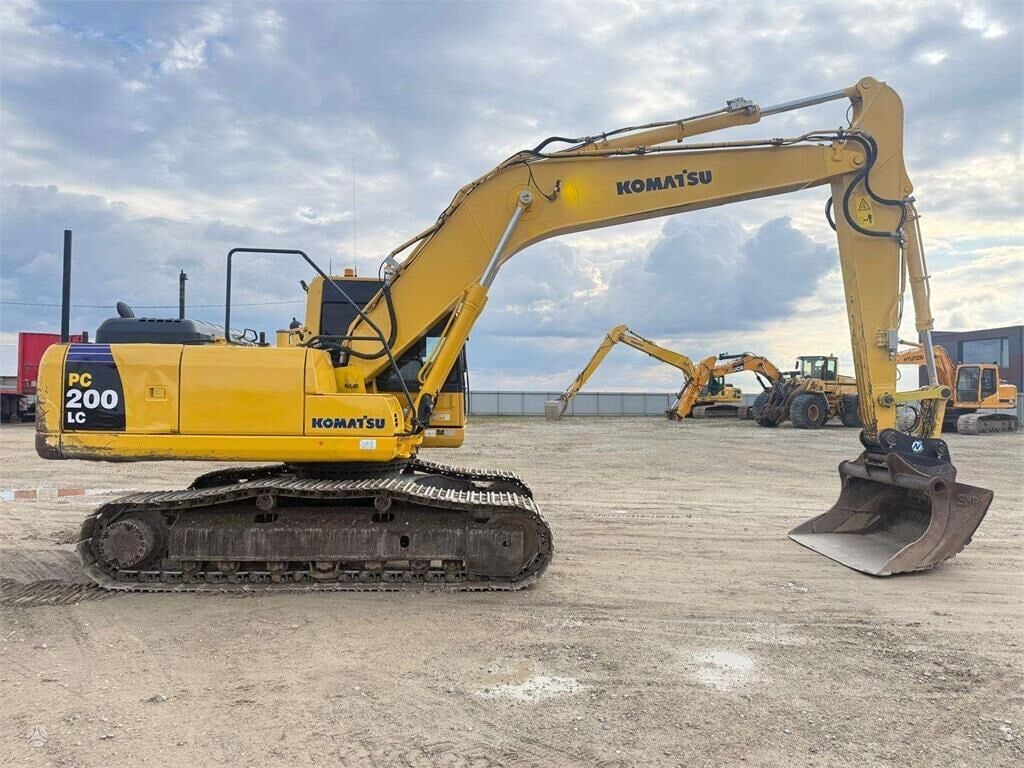 2015 Komatsu PC200 LC-8 crawler excavator, side profile view