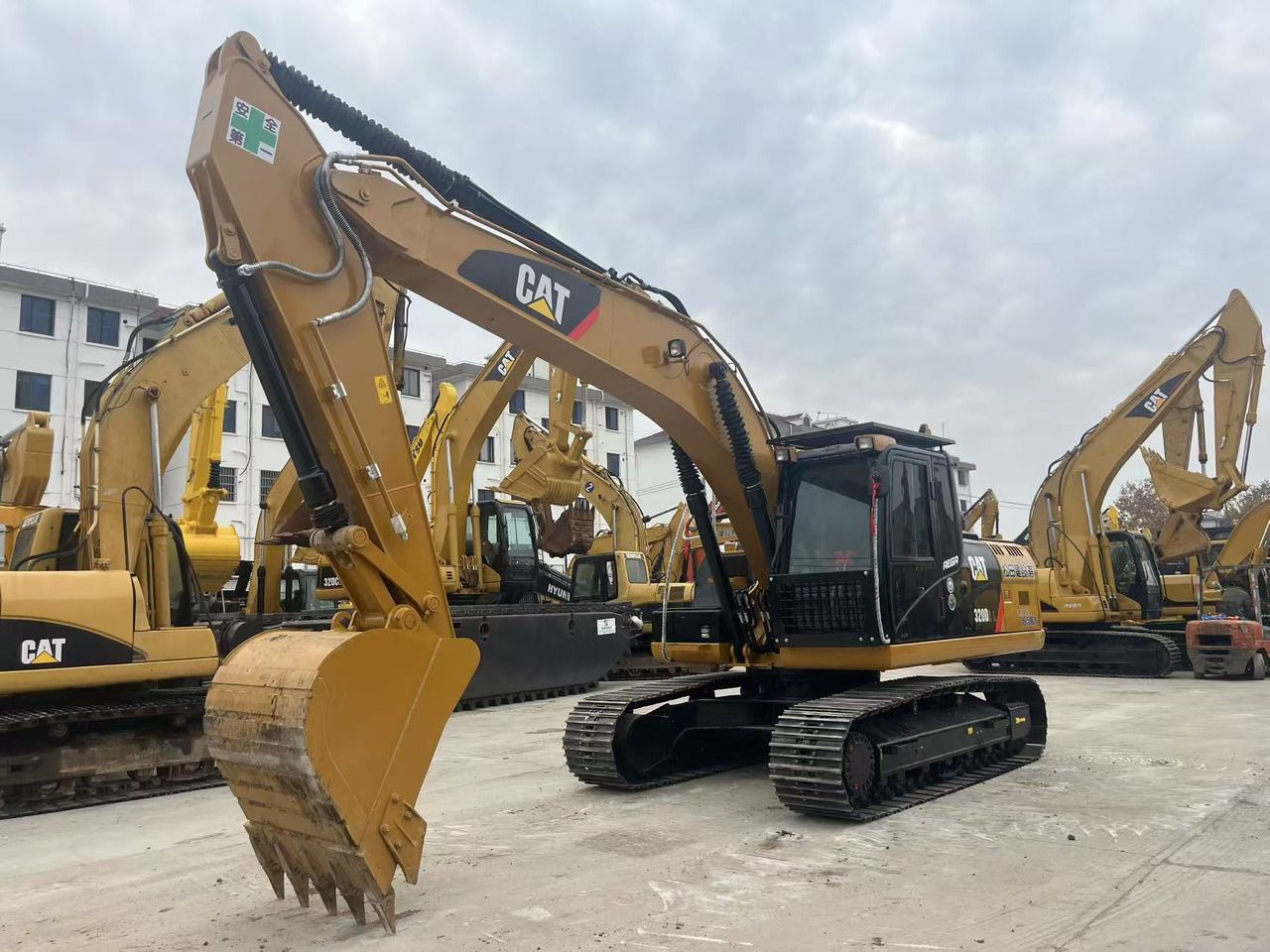 Koparka gąsienicowa 2023 Caterpillar 320D2L, widok z przodu pod kątem Koparka gąsienicowa 2023 Caterpillar 320D2L, widok z przodu pod kątem